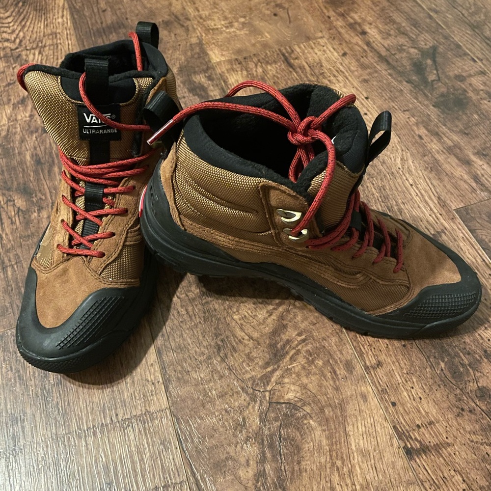 New Woman’s Size 10- VANS UltraRange Exo Hi Gore-Tex MTE-2 Dachshund Black Boots